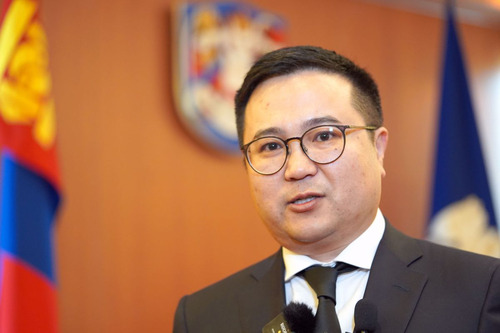 УИХ-ын гишүүн П.Сайнзориг: Энхбаяр сайдаа та хүн даапаалах хэрэггүй. Танд нэг дутагдалтай зан байна. Өөрийгөө энэ танхимын хаан, бурхан гээд бодсон байна...